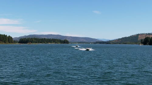 快艇比赛在湖上 · 免费素材视频