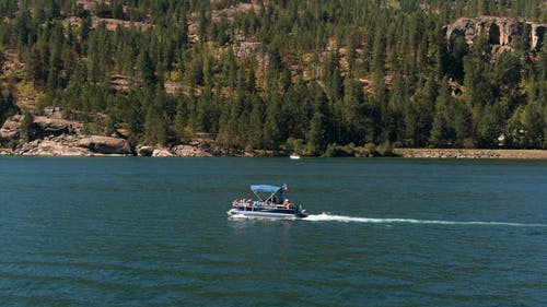 汽船穿越湖 · 免费素材视频