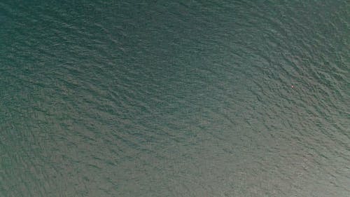 水体表面的无人机画面 · 免费素材视频