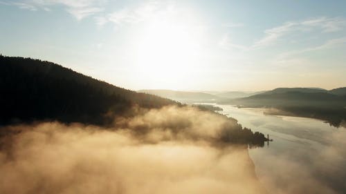 山区森林上浓雾的无人机画面 · 免费素材视频