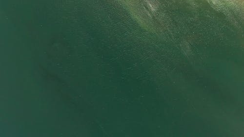 湖面及其岸边的无人机画面 · 免费素材视频