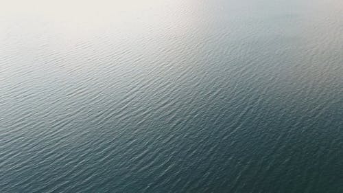 大海的平静表面的无人机画面 · 免费素材视频
