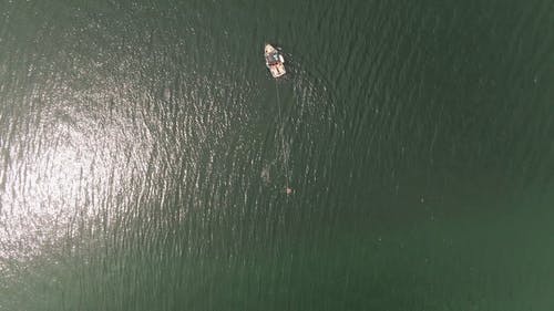 滑水在湖中冲浪 · 免费素材视频