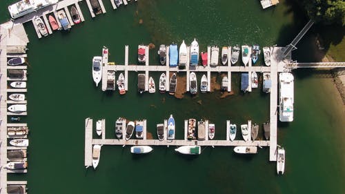 从上面停靠在码头的小船和游艇的镜头 · 免费素材视频
