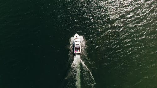 追踪水中的快艇 · 免费素材视频