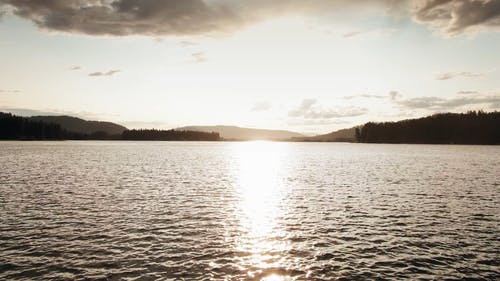 阳光照在湖面上 · 免费素材视频