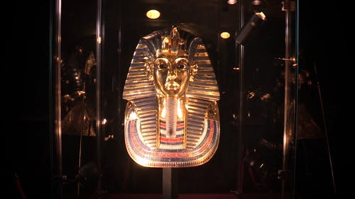 透明玻璃罩中的古埃及文物 · 免费素材视频
