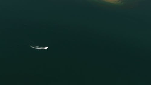 在湖中滑水 · 免费素材视频