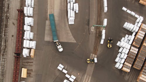 一家制造工厂的货运卡车转向 · 免费素材视频