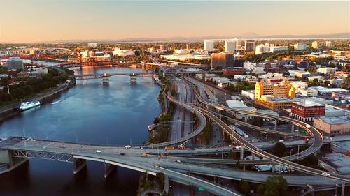 一个城市及其公路系统的航拍画面 · 免费素材视频