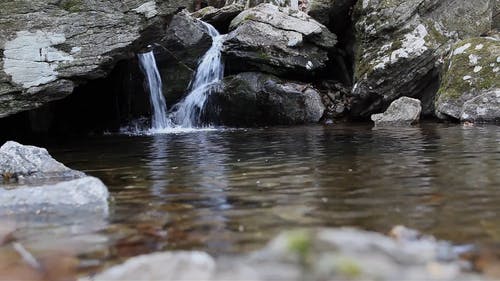 水在岩层上的级联 · 免费素材视频