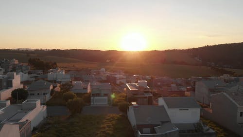 欢迎朝阳的住宅村 · 免费素材视频