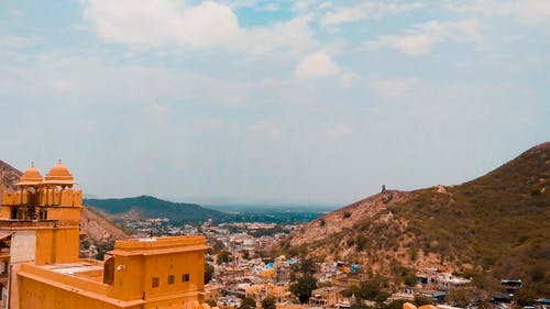 山谷中的一座城市 · 免费素材视频