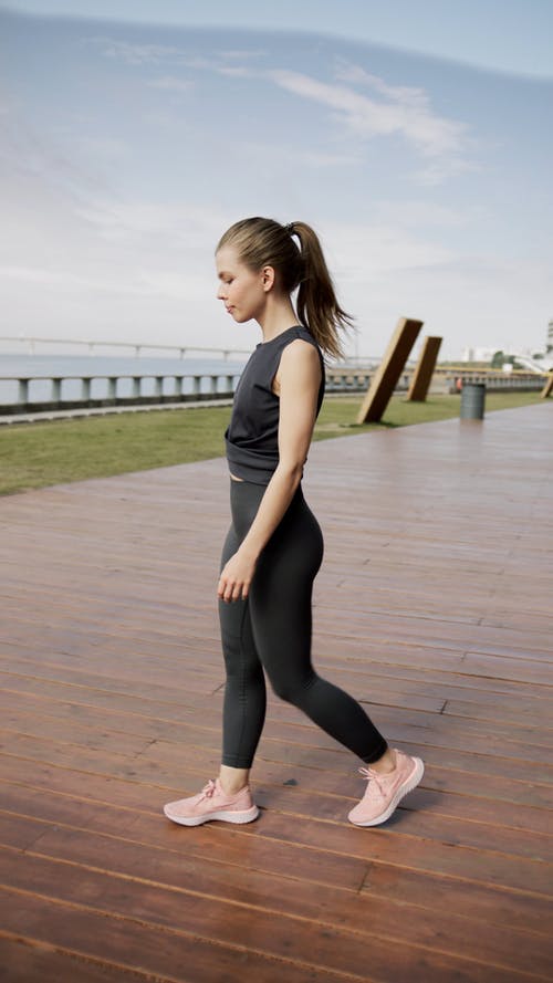 女人做腿部锻炼 · 免费素材视频