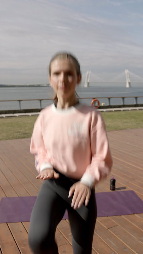女人在做跳跃和腿部锻炼 · 免费素材视频