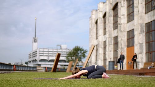 一个女人在垫子上运动 · 免费素材视频