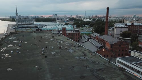 屋顶上的人滑板 · 免费素材视频