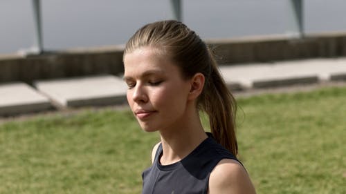 在领域锻炼的女人 · 免费素材视频