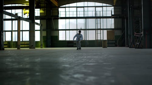 男人在滑板做一个把戏 · 免费素材视频