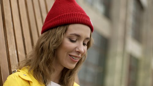 使用她的智能手机女子肖像 · 免费素材视频