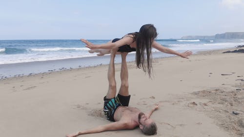 一个男人和一个女人在做平衡法 · 免费素材视频