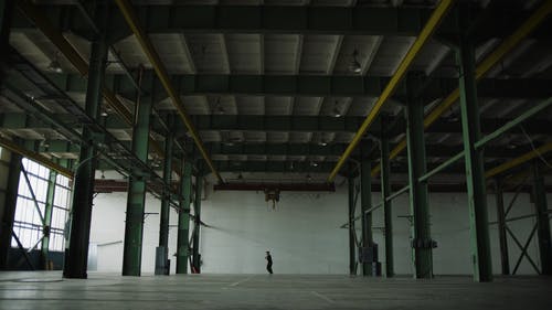 在有顶棚的停车场跳舞的人 · 免费素材视频