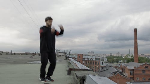 在屋顶上跳舞嘻哈的男人 · 免费素材视频