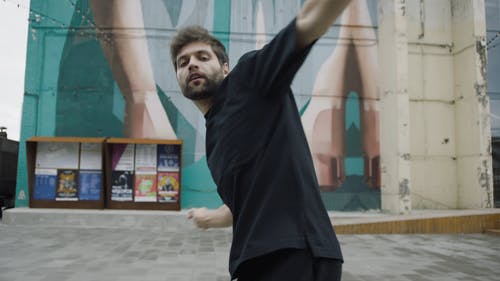 男人跳舞嘻哈的特写视图 · 免费素材视频