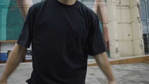 在建筑物外跳舞的人 · 免费素材视频