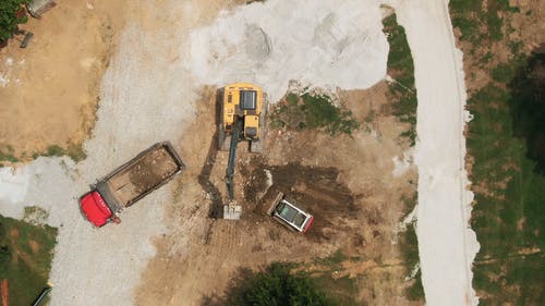 重型机器正在清理一块土地 · 免费素材视频