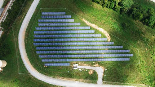 太阳能电池板用于能源生产 · 免费素材视频