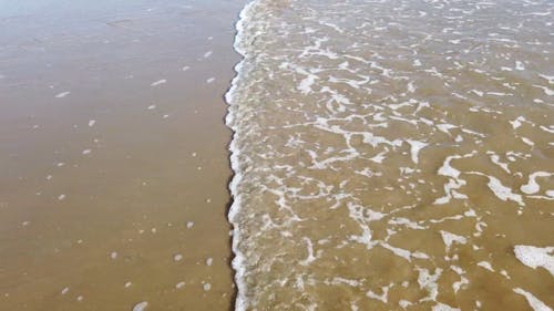 海浪亲吻岸边 · 免费素材视频
