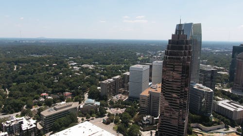 城市和摩天大楼的鸟瞰图 · 免费素材视频