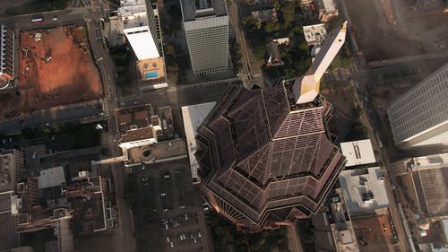 一座城市的高层建筑的无人机画面 · 免费素材视频