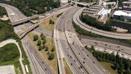 白天佐治亚州亚特兰大市公路系统和城市景观的航拍 · 免费素材视频