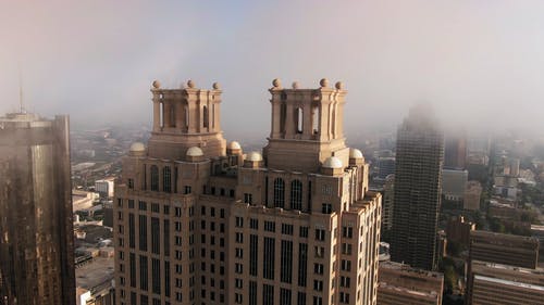 在有雾的日子的城市景观的视图 · 免费素材视频