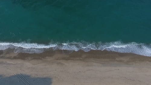无人机镜头的海滩海岸线 · 免费素材视频