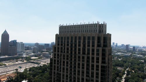 空中镜头在日光下的城市景观 · 免费素材视频