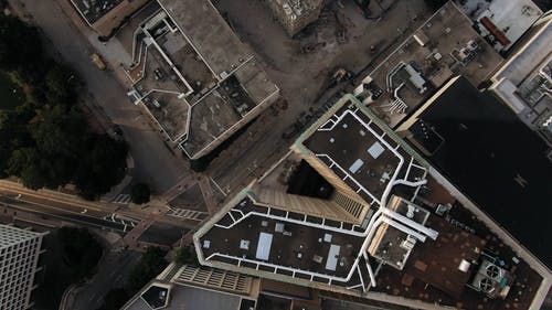 从上面的建筑屋顶在城市中的视图 · 免费素材视频
