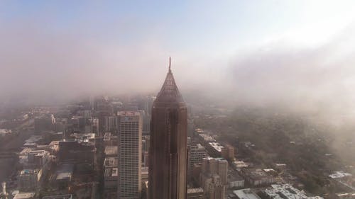 摩天大楼周围的云层的航拍 · 免费素材视频