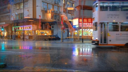 雨天在城市街道上的车辆通行 · 免费素材视频