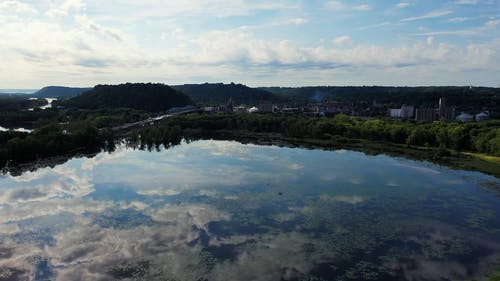 小镇的河沼泽的无人机画面 · 免费素材视频