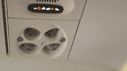 飞机高架垃圾箱中的开关和控制面板 · 免费素材视频