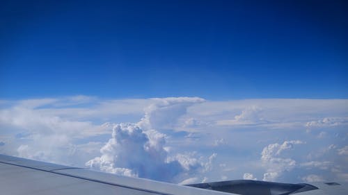 从机载飞机窗口观察云层的形成 · 免费素材视频