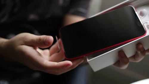 拆箱红色iphone的人 · 免费素材视频