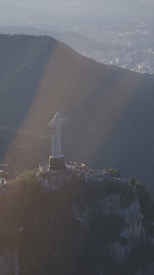 基督救世主雕像的无人机画面 · 免费素材视频
