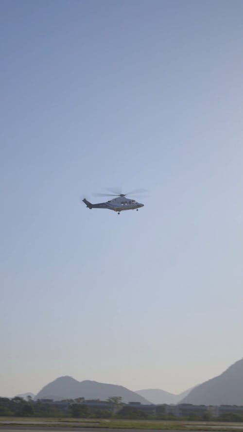 一架飞行中的直升机离开机场 · 免费素材视频