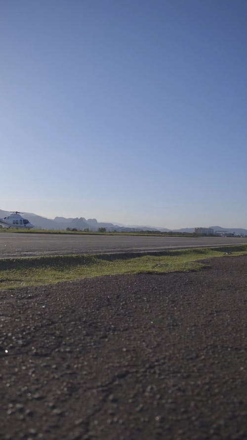 一架降落在地面上的直升机 · 免费素材视频