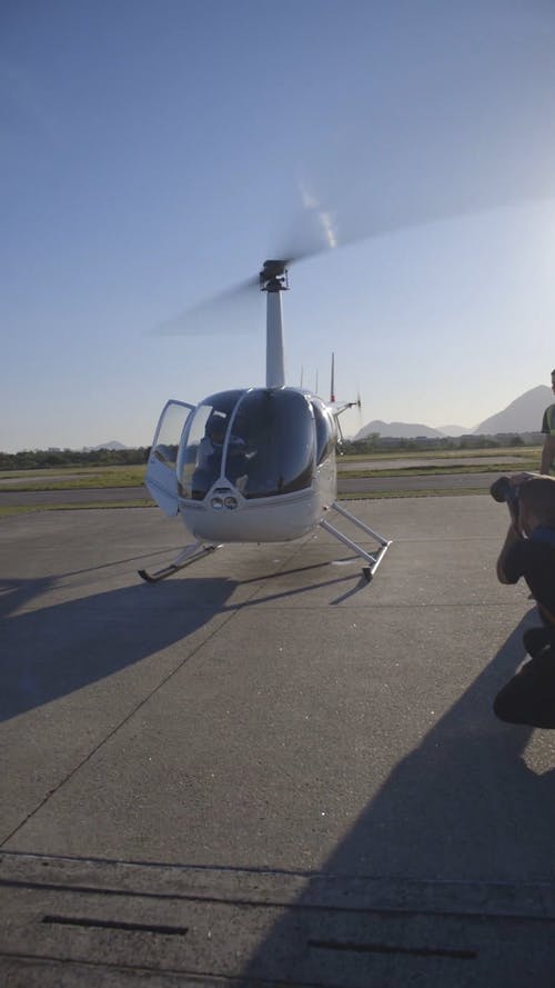 一个人在降落的直升机内的照片拍摄 · 免费素材视频