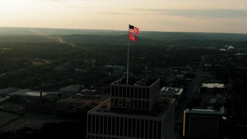 美国国旗高高举起建筑物旗杆 · 免费素材视频